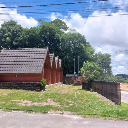 Pequena Pousada Pernottare Estacionamento Frente E Lado Publico Privado Gramado Buitenkant foto