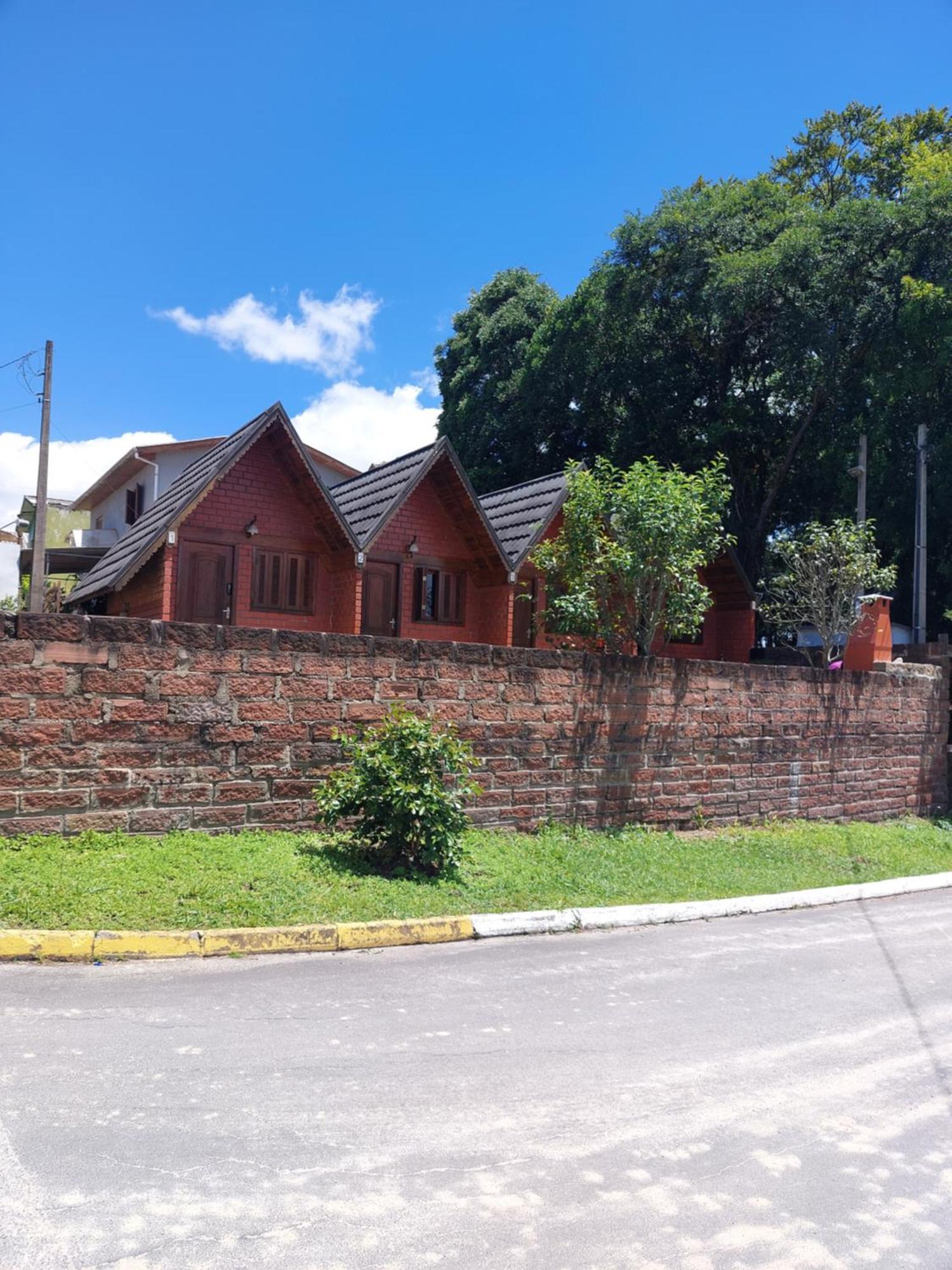 Pequena Pousada Pernottare Estacionamento Frente E Lado Publico Privado Gramado Buitenkant foto