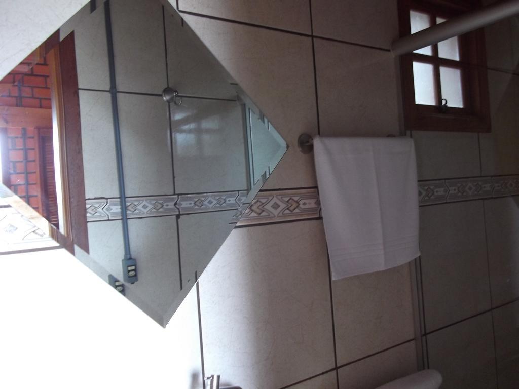 Pequena Pousada Pernottare Estacionamento Frente E Lado Publico Privado Gramado Kamer foto