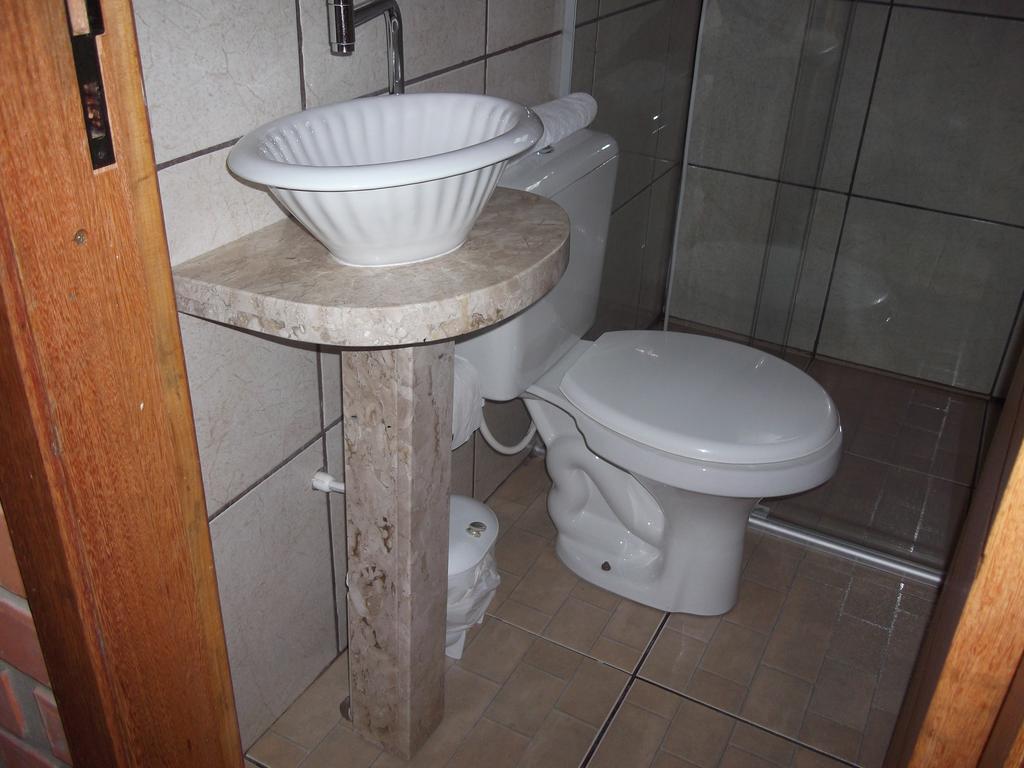Pequena Pousada Pernottare Estacionamento Frente E Lado Publico Privado Gramado Kamer foto